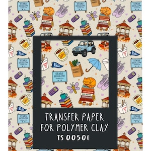 Peut inclure: Papier transfert pour argile polymère avec un motif répété d'illustrations de dessins animés, dont une jeep bleue, des tasses à café, des livres et un chat. Le texte sur le papier indique "TRANSFER PAPER FOR POLYMER CLAY TS 00501".