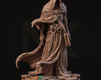 Puede incluir: Escultura detallada de una figura con túnica y capa con capucha. La figura tiene una apariencia esquelética y está adornada con detalles ornamentados, incluyendo un cinturón y un libro. La escultura es de color neutro y se alza sobre una base detallada.