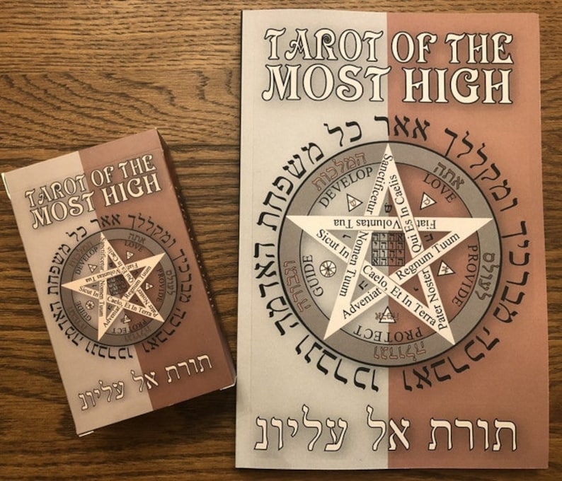 Puede incluir: Una baraja de tarot y una gu&iacute;a con el t&iacute;tulo "Tarot of the Most High" en ingl&eacute;s y hebreo. La gu&iacute;a presenta una gran estrella de seis puntas con texto hebreo y palabras en ingl&eacute;s alrededor de la estrella.