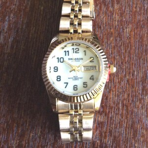 SWANSON Damenuhr Runde Perle Zifferblatt Tag & Datum Schwarz Nummerierte Stunden auf Gold Linked Band Neue Unbenutzte Vintage Uhr Großartiges Objekt!