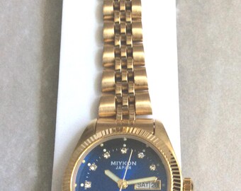 Reloj de mujer MIYKON con esfera redonda azul, cristales y correa de oro. ¡Artículo vintage nuevo, sin usar!