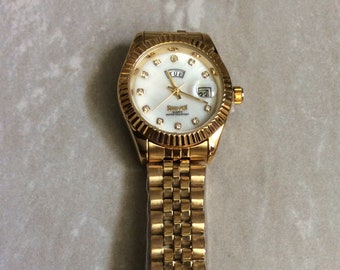 Sunborn Women's Gold Watch Round Pearl Dial Day & Date Crystal Hours on Gold Linked Band Vintage Unused New Item!