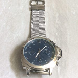 Silver Men&#39;s Wristwatch Round Black Dial Silver index and a 12th Hour Markers on Silver Mesh Strap Band Unused New Vintage Works Perfectly!