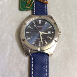 Reloj plateado ORIENT para hombre, esfera azul redonda, índice de horas en banda de cuero azul genuino, reloj nuevo vintage sin usar, ¡difícil de obtener!