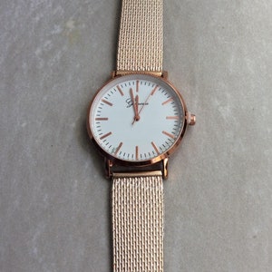 GENEVA Damen Rosegold Uhr Rundes weißes Zifferblatt Index Stundenmarker auf einem Roségold Silikon Mesh Style Band Neuer unbenutzter Vintage-Artikel Schön