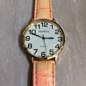 Orologio da donna GENEVA con quadrante bianco rotondo, ore numerate facili da leggere, cinturino in pelle rosa. Articolo vintage nuovo e mai usato, funziona perfettamente!