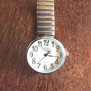 Milano Silber Damenuhr Rundes weißes Zifferblatt Eas, nummerierte Stunden auf einem silbernen Stretch Band zu lesen Neue unbenutzte Vintage Zeitmesser Schönheit!