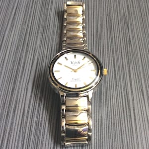 Kish Damenuhr zweifarbig verbunden Band rundes schwarzes Zifferblatt mit Wochentag & Datum Vintage Uhr bereit geschätzt und genossen neu unbenutzt!