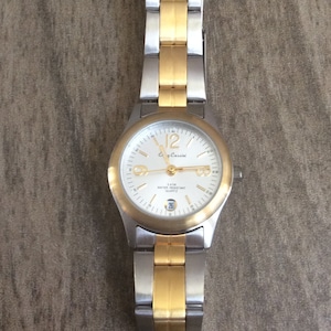Reloj Oleg Cassini de acero inoxidable de dos tonos para mujer, esfera plateada redonda con fecha, en perfecto estado vintage, diseño clásico, belleza, hallazgo poco común.