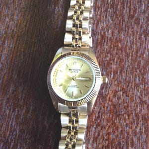 MIYKON Gold Damenuhr Rund Gold Day & Datum Zifferblatt Gold Index Stundenmarker auf Gold Linked Armband Neue Unbenutzte Vintage Uhr, Schönheit!