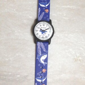 MIYKON barnklocka Shark Rund vit urtavla Numrerade timmar på blått Shark-armband Ny Begagnad Vintage Vattentät 100 m! bild 2