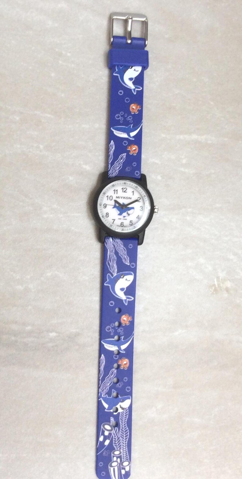 MIYKON barnklocka Shark Rund vit urtavla Numrerade timmar på blått Shark-armband Ny Begagnad Vintage Vattentät 100 m! bild 2