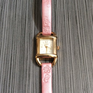 Reloj rectángulo Timex Oro Oro Esfera Plateada Marcador de hora árabe e índice en un reloj de cuero rosa diseñado con flores Banda vintage sin usar!