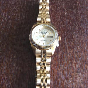 MIYKON Damen-Golduhr, rundes Silber, Day & Datum-Zifferblatt alte Index-Stunden-Marker auf Gold Linked Armband Neue unbenutzte Vintage-Uhr, hohe Qualität