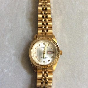 SWANSON Herrenuhr Runde Silber akzentuiert Zifferblatt Tag & Datum Kristall Stunden auf Gold Linked Band Neue Unbenutzte Vintage Uhr 5ATM wasserdicht bewertet!