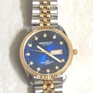 SWANSON メンズ腕時計、ラウンド型、ブルー文字盤、クリスタル、アワーマーカー、曜日と日付表示、ツートンカラーのリンクバンド、未使用の新品ヴィンテージ腕時計!