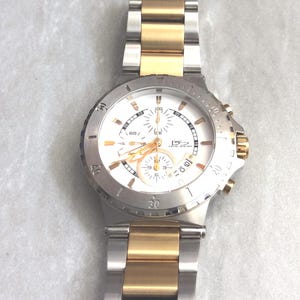 DANIEL STEIGER メンズ腕時計、ラウンド型、ホワイト、日付表示、クロノグラフ文字盤、ゴールドインデックス、ツートンカラーのリンクバンド、希少な新品未使用のヴィンテージ品！