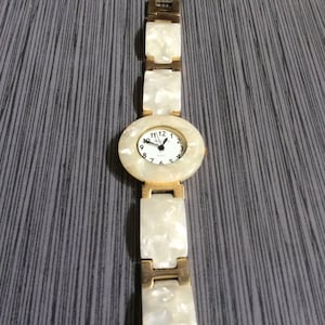 Donna Vivian Women's Shell Designed Watch Round White Dial Arabic Hours on Matching Shell Linked Band New Unused Vintage Item Beauty!