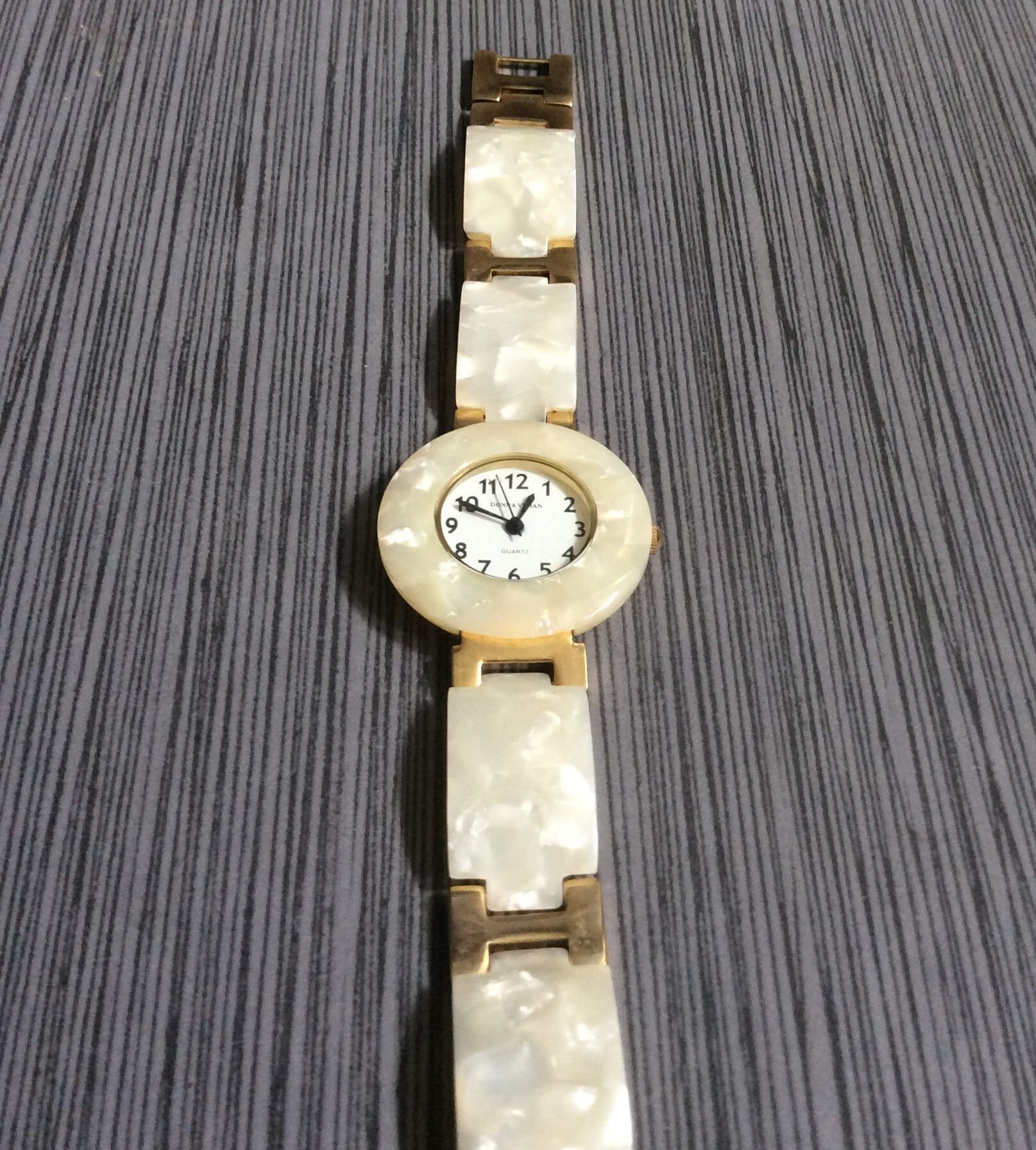 Donna Vivian Women s Shell Designed Watch Round White Dial Arabic