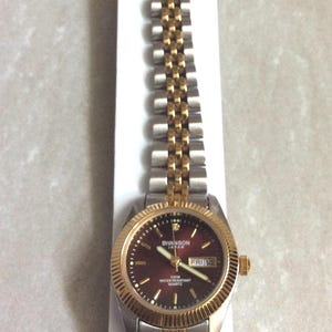 SWANSON Damenuhr Rundes Rotes Zifferblatt Gold Index Stunden Tag & Datum auf Zweifarbigem Linked Band Unbenutzt noch Neue Vintage Uhr Wasserdicht 5ATM NICE