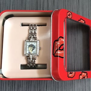 Montre pour femme Betty Boop avec cristaux véritables entourant un cadran rectangle blanc nacré vintage, toujours neuve dans sa boîte d&#39;origine, quelle trouvaille !