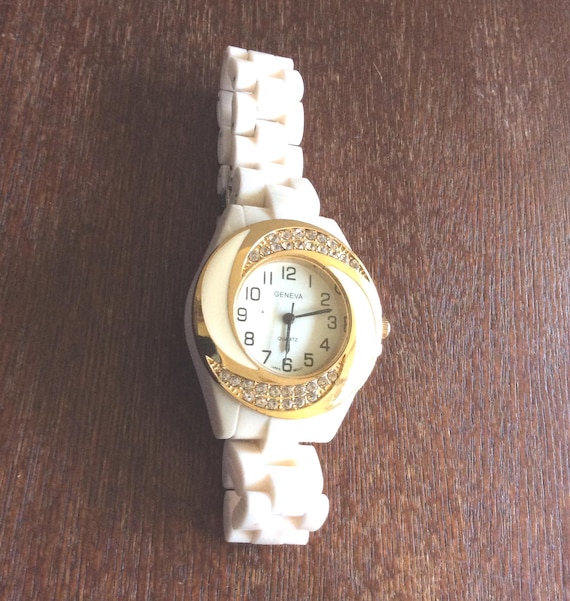GENEVA Crystal Gold & White Women Watch Round White Dial  display picture 3