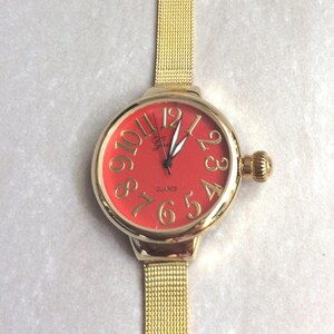 GENEVA Gold Damenuhr Rundes Rotes Zifferblatt Gold Nummeriert Stunden alle auf einem Gold Mesh Band Neue Unbenutzte Vintage Uhr Make&#39;s a Unique Gift Item!
