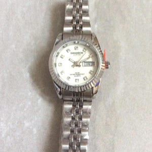 SWANSON Silber Damenuhr Rundes weißes Zifferblatt Kristall Hour Markers Day & Datum auf einem silbernen verknüpften Band Neuer unbenutzter Vintage-Artikel Schön!