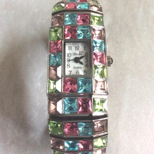 GENEVA Armbandsklocka med flerfärgade kristallstenar, rektangulär vit urtavla, numrerade timmar, oanvänd, ny vintage-produkt, vacker!