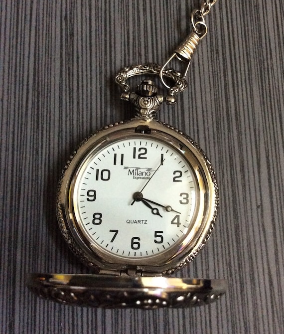 Reloj de bolsillo plateado con locomotora de tren Milano Nuevo articulo vintage sin usar Esfera blanca redonda Horas arabes negras con cadena plateada Listo para apreciar Etsy Espana