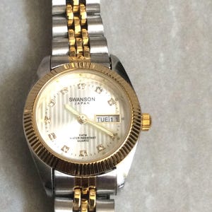 SWANSON Damenuhr Rundes Silbernes Zifferblatt Kristall Stunden Tag & Datumsanzeige auf zweifarbigem Linked Armband Vintage Neuer unbenutzter Artikel Funktioniert Perfekt