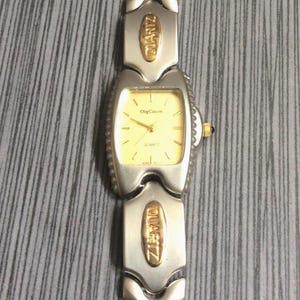 Vintage seltene Frauen Oleg Cassini zweifarbige Uhr Rechteck Gold Zifferblatt auf Gold Index Stunden auf zweifarbigem Linked Band In unbenutztem Originalzustand!