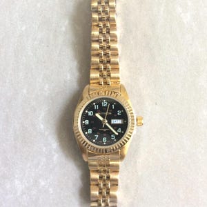 MIYKON Gold Damenuhr Rundes Schwarzes Zifferblatt 12/24 Stunden mit Wochentag & Datum auf Gold Linked Armband Neue Unbenutzte Vintage Zeitmesser Schönheit!