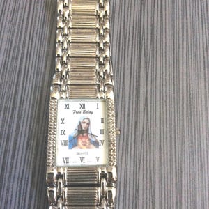 Religiöse Herren Silber Uhr Rechteck Weißes Zifferblatt Römische Ziffern Stunden auf einem Silber Linked Band Vintage & Unbenutzte New / Old Stock seltener Fund!