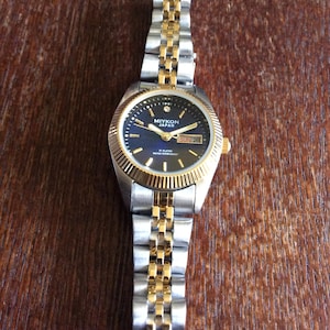 MIYKON Damenuhr Rundes Blaues Zifferblatt Tag & Datum Gold Stundenzeiger auf einem zweifarbigen Linked Band Neue Unbenutzte Vintage Zeitmesser Bewertet WR 5ATM!