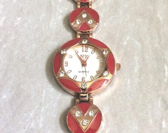 Damen Rose Gold & Rot Emaille Kristall Uhr Rundes weißes Zifferblatt Nummeriert / Oval Index Stundenmarkierungen auf passendem Linked Band Unbenutzter Vintage Artikel