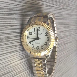 Genf Damen zweifarbige erweiterbare Stretch Band Uhr Runde weiße Zifferblatt Arabisch nummerierte Stunden Neuer unbenutzter Vintage Artikel Perfektes Geschenk!