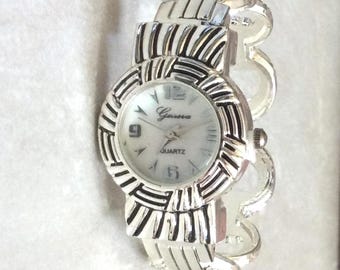 GENEVA Women's Bangle Watch Round White Dial Numbered & Index Hour Markers on a Silver Bangle Bracelet New Unused Vintage Item!
