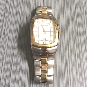 Reloj para hombre Pierre Cardin, esfera plateada rectangular con fecha y correa de eslabones de dos tonos, ¡reloj vintage nuevo sin usar!