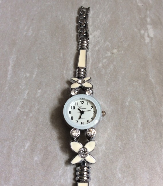 Reloj Geneva para mujer esfera blanca redonda cristal floreado blanco banda enlazada plateada vintage sin usar todavia nuevo hallazgo raro