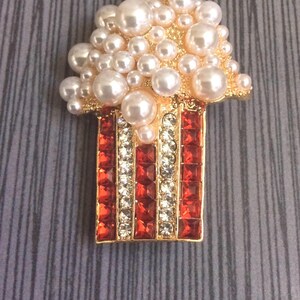 Broche de palomitas de maíz con perla de cristal, belleza hecha a mano, lista para apreciar y disfrutar.