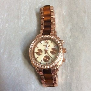 Reloj Donna Vivian para mujer, esfera redonda con perlas, índices, marcadores de hora en oro rosa, banda enlazada acrílica negra, Vintage, sin usar, nuevo reloj, ¡Belleza!