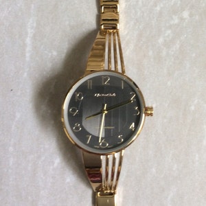 Montres Carlo Womens Gold Watch Round Black Dial Gold Numbered