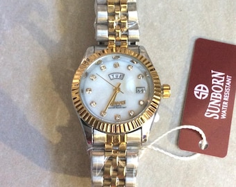 Reloj SUNBORN de dos tonos para mujer, esfera redonda con nácar, indicadores de día y fecha de horas de cristal en correa de eslabones dorados, nuevo reloj vintage sin usar. ¡Belleza!