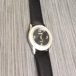 Reloj Wrangler Crystal Sparkling, esfera redonda negra con correa de cuero negra, reloj vintage sin usar, listo para ser apreciado y disfrutado. ¡Nuevo hallazgo raro!