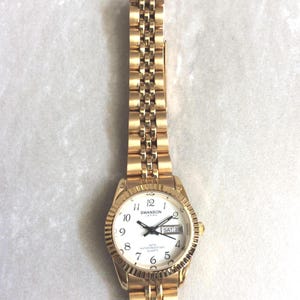 SWANSON GOLD Damenuhr Rundes weißes Zifferblatt Schwarz nummeriert Stunden Tag & Datum auf Gold Linked Band Neue Unbenutzte Vintage Beauty!