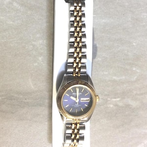 SWANSON Damenuhr Rundes Blaues Zifferblatt Gold Index Stunden Tag & Datum alle auf einem zweifarbigen Linked Band Neue Unbenutzte Vintage Uhr Wasserdicht 5ATM!