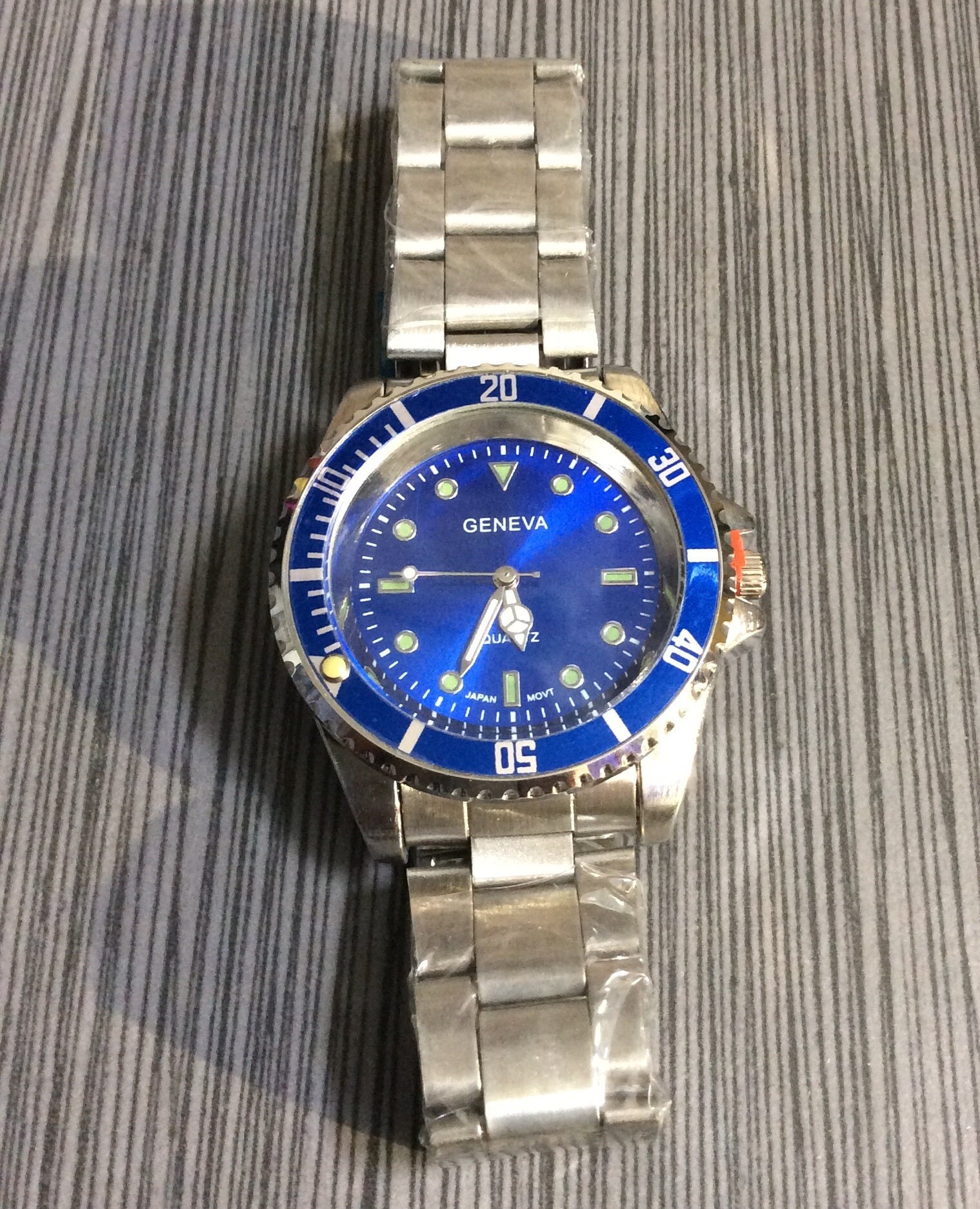 Geneva Men s Silver Blue Watch Round Blue Dial on Silver Linked Band New Unused Vintage Watch