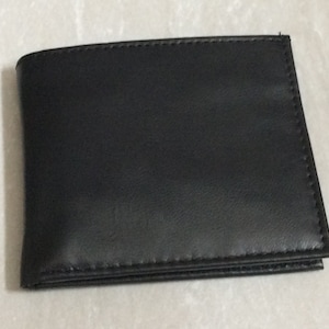 Cartera delgada con identificación para hombre, seis ranuras para tarjetas de crédito, ranuras de almacenamiento adicionales y ventana de identificación, billetera vintage nueva sin usar de cuero negro.
