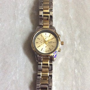 VELLACIO Damenuhr Rundes Gold-Zifferblatt Index Stundenmarker auf einem zweifarbigen verknüpften Band Neue unbenutzte Vintage-Uhr bereit, gehegt und genossen zu werden